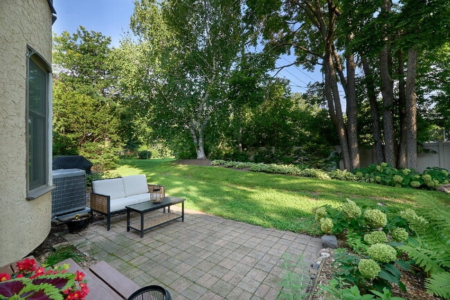 Building Photo - "Charming 3-Bed Townhouse with Scenic View...