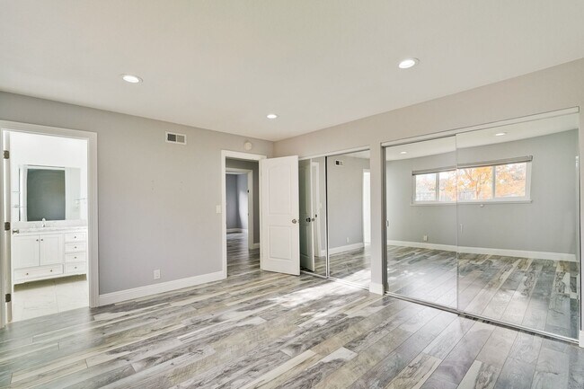 Building Photo - Stunning Single Family Home