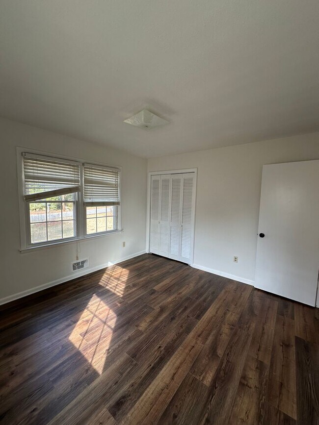 Building Photo - East-side home move-in ready