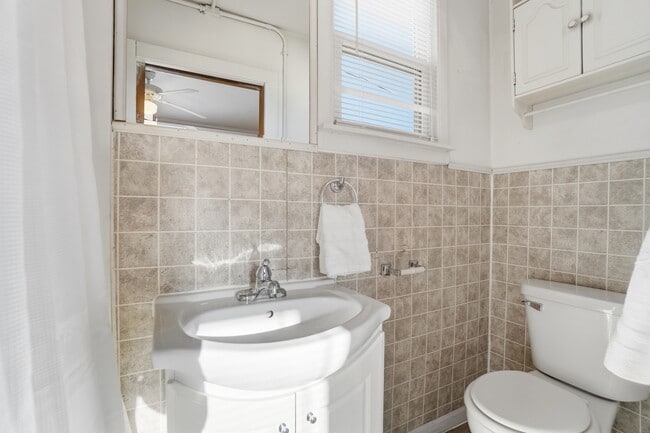 Building Photo - 1033 Forest Ave