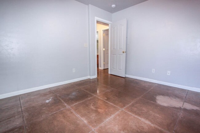 Building Photo - 202 Robinson Dr