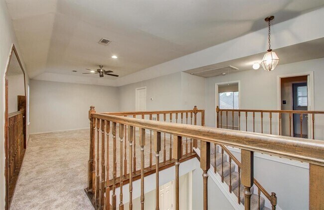 Building Photo - 5339 Holly View Dr