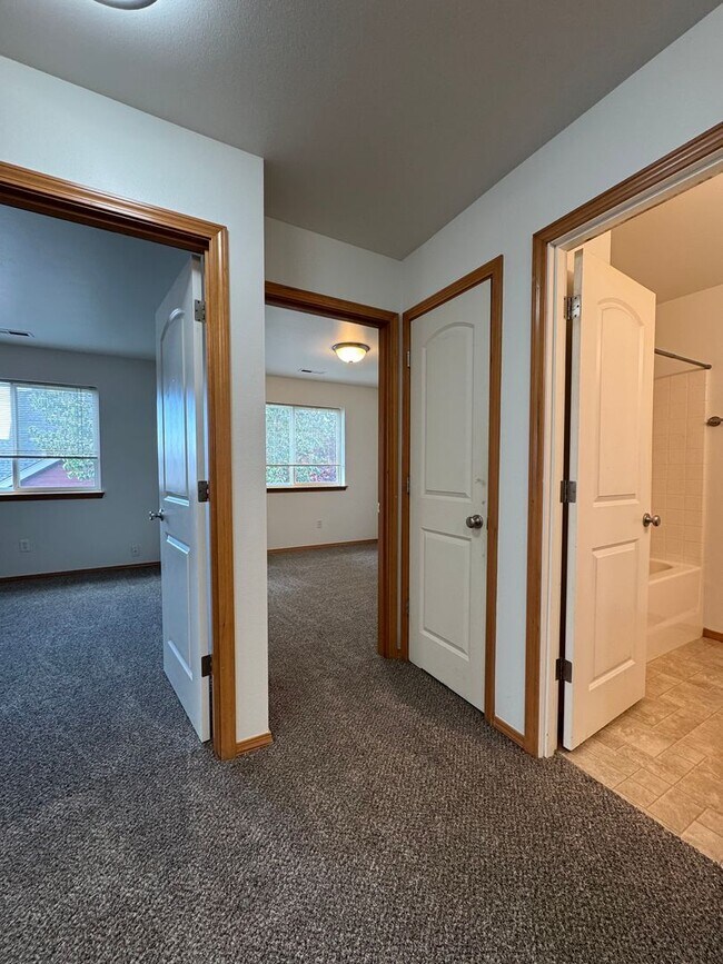 Building Photo - Large 4 Bed Rental in Established Neighbor...