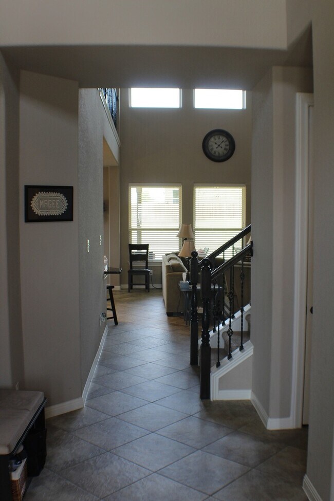 Building Photo - Beautiful spacious rental with fabulous up...