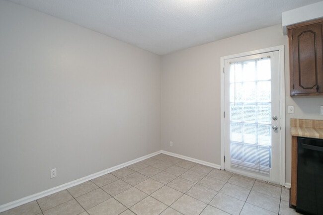 Building Photo - 814-B Golfview Pl