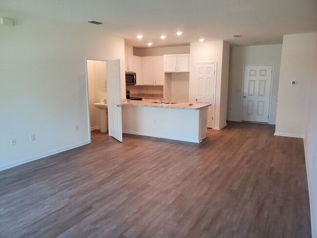 Building Photo - 3BR/2.5BA Townhome in Cul-de-Sac. Garage. Small Pets Welcome! Minutes from Treaty Park!