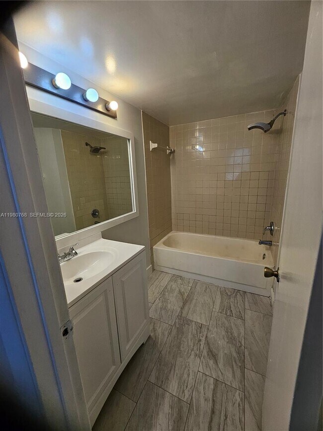 Building Photo - 216 Lake Pointe Dr