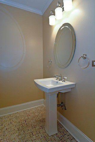 Building Photo - 533 W Diversey Pkwy