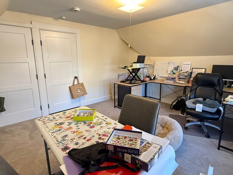 Building Photo - 162 Babcock St