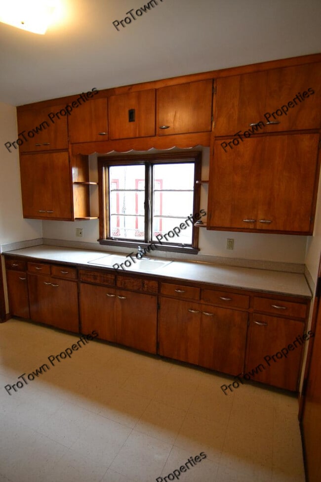 Building Photo - 407 S Raynor Ave