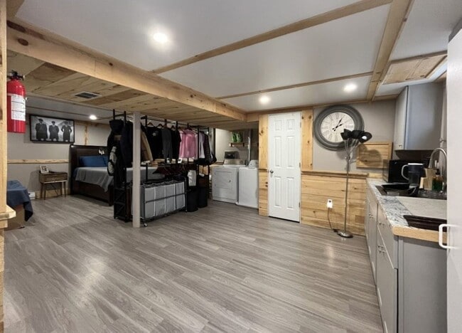 Building Photo - Crestmont Avenue Townhome with Sublevel Su...