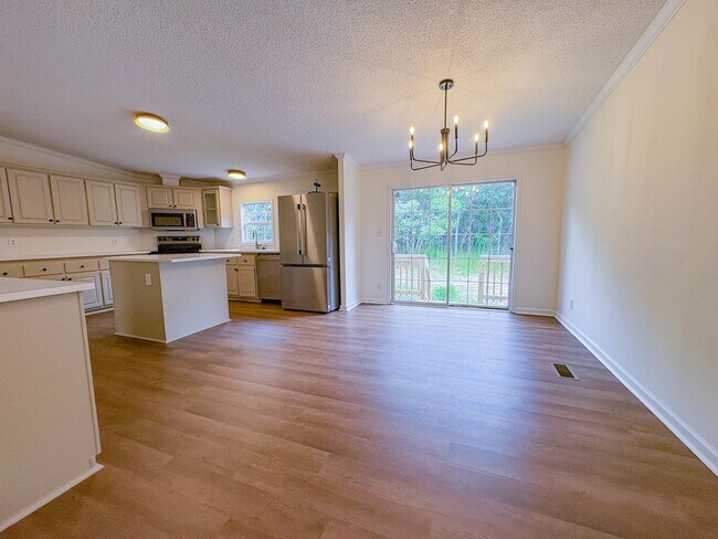 Building Photo - 4 Bedroom, 2 Bathroom: Pets Allowed!