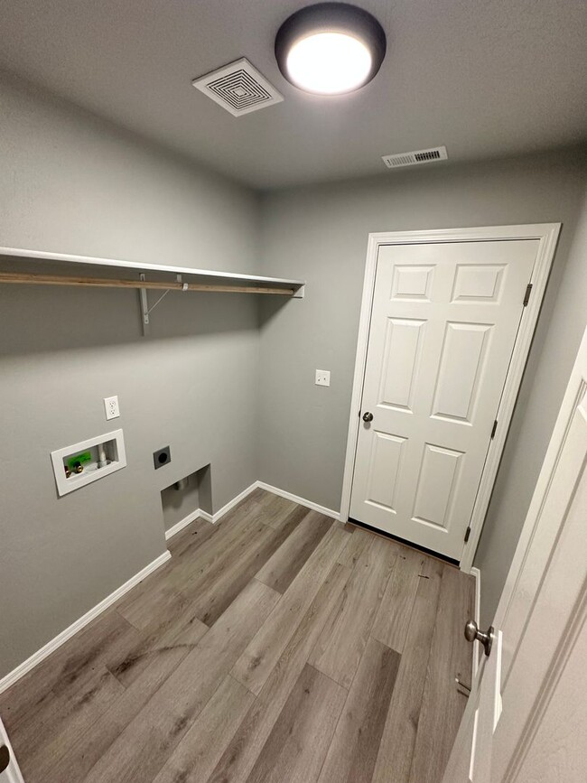 Building Photo - 3 Bedroom and 2 bath located in a vibrant,...