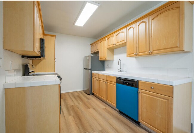 Building Photo - 1420 Hilltop Dr