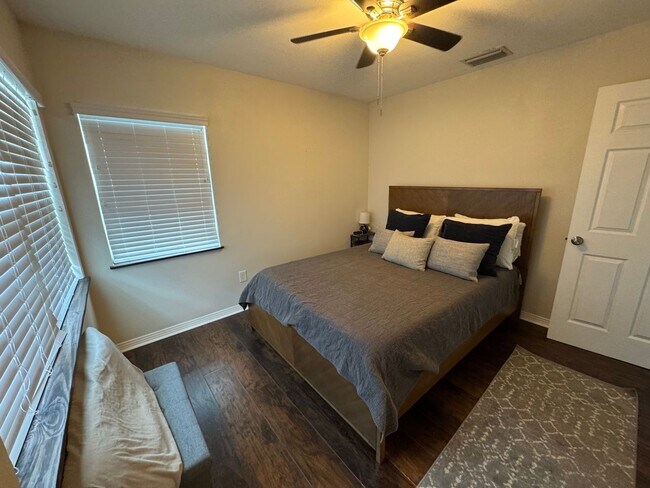 Building Photo - Charming Home, Fenced Backyard, Near Downtown