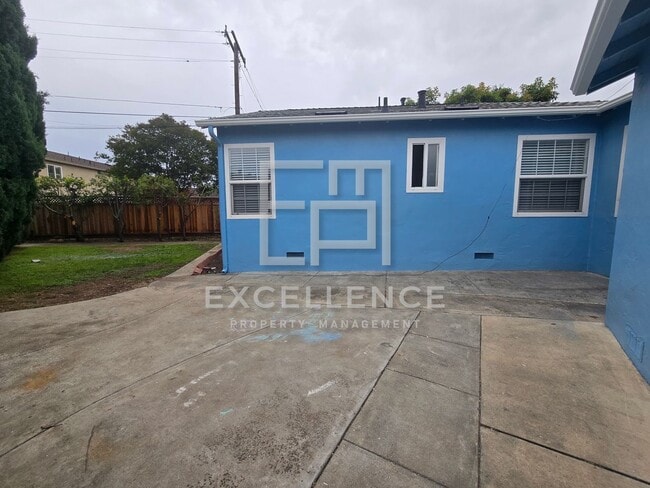 Building Photo - 3/1 Home on Spacious Lot With New Windows/...