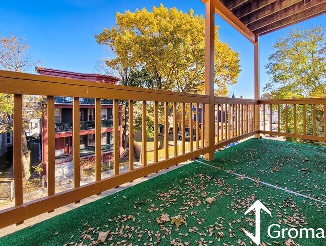 Building Photo - 110 Howland St