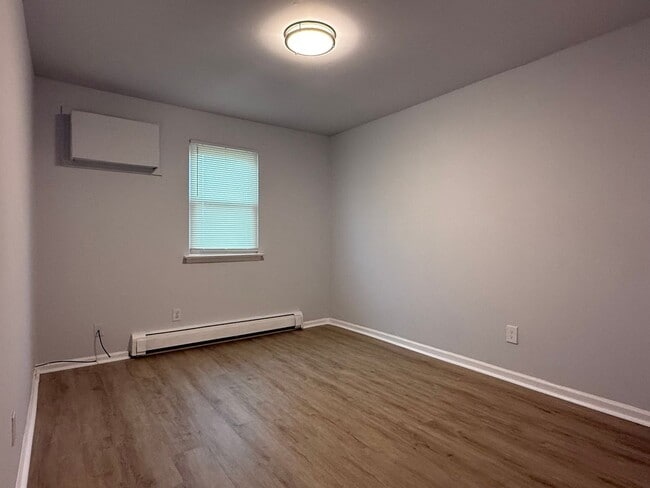 Building Photo - Newly Updated 2 Bed in Aston