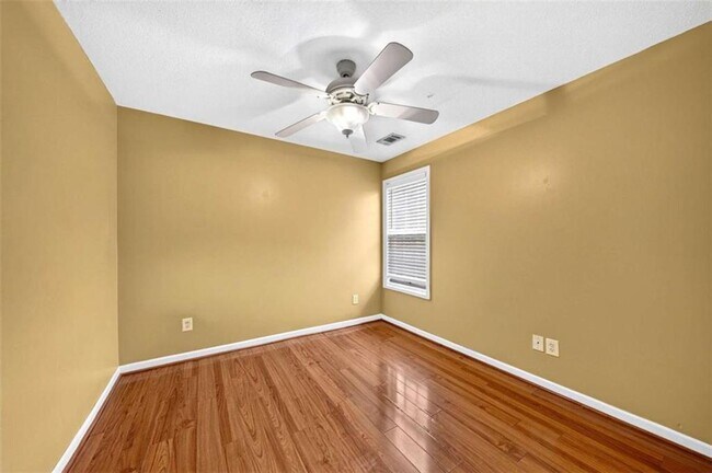 Building Photo - 744 W Vincent Dr