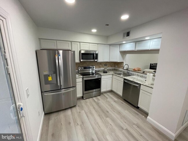 Building Photo - 9622 Lambeth Ct