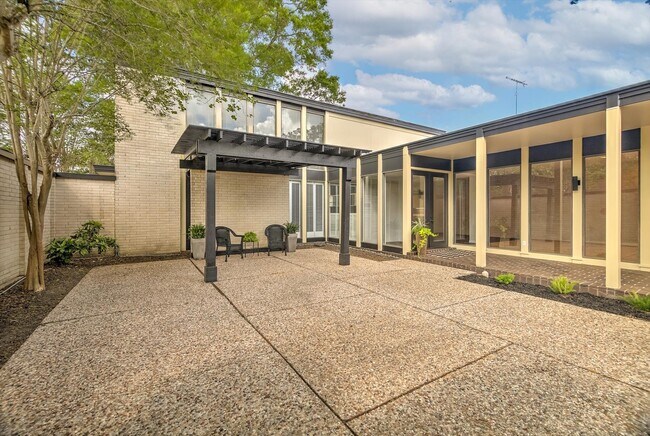 Building Photo - 147 Valley Dr