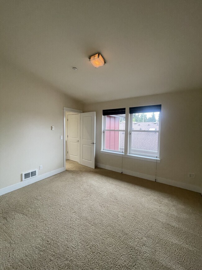 Building Photo - 834 N 145th Ln