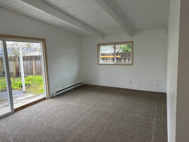 Building Photo - Beautifully updated 2 bedroom 1 bath home ...