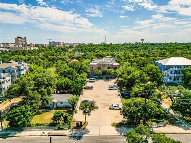 Building Photo - 1011 N LBJ Dr