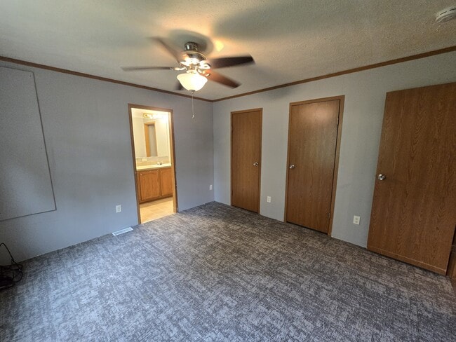 Building Photo - 700 W Ridgeway Ave