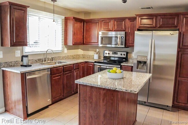 Building Photo - 121 N Shore Dr