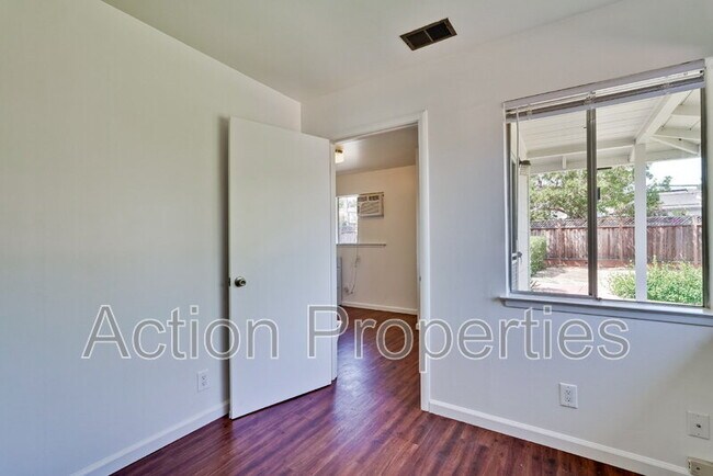 Building Photo - 306 N Clark Ave