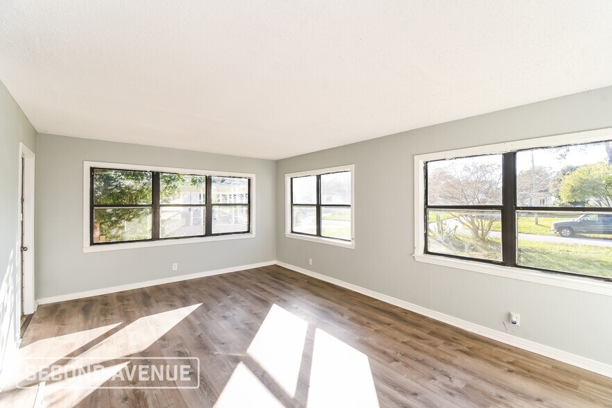 Building Photo - 7333 Roslyn Rd