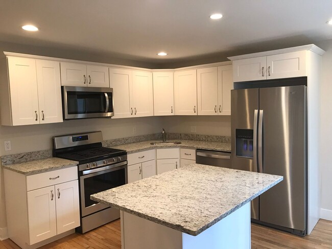 Building Photo - Beautifully renovated townhome in West Che...