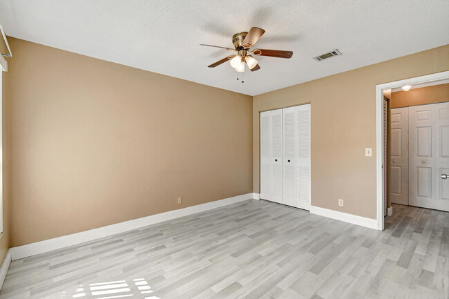 Building Photo - 492 Hardwood Pl
