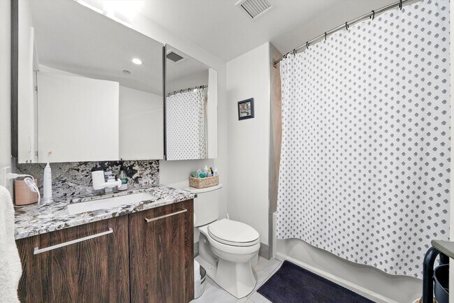 Building Photo - 750 N Hudson Ave