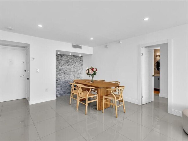 Building Photo - 20515 E Country Club Dr