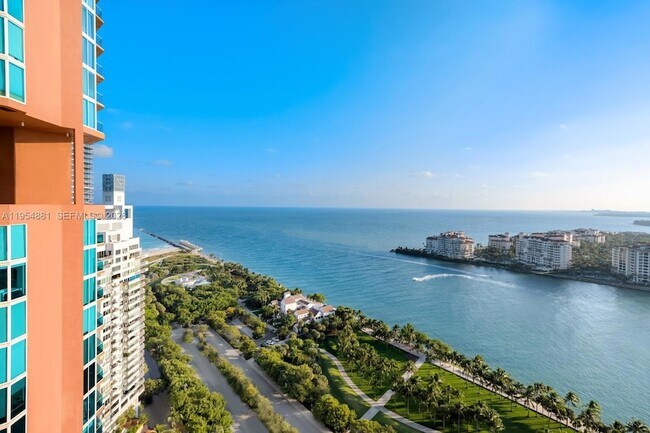 Building Photo - 300 South Pointe Dr