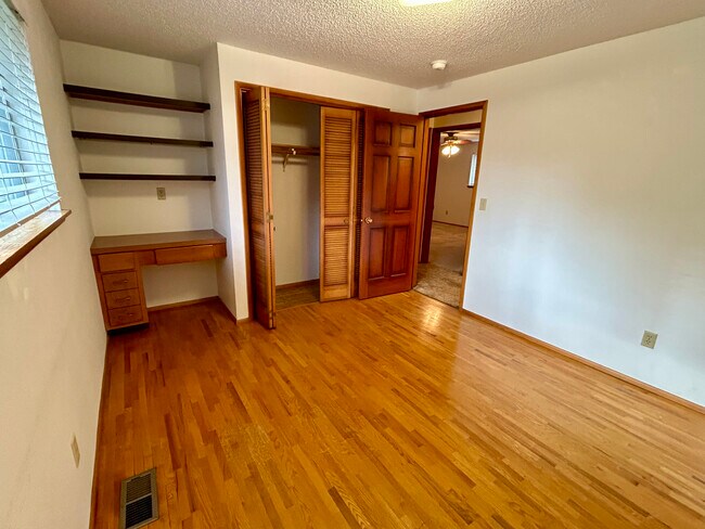 Office/ hobby room or bedroom - 8519 49th St W