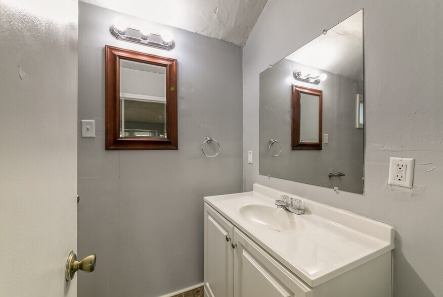 Building Photo - 224 Crest St