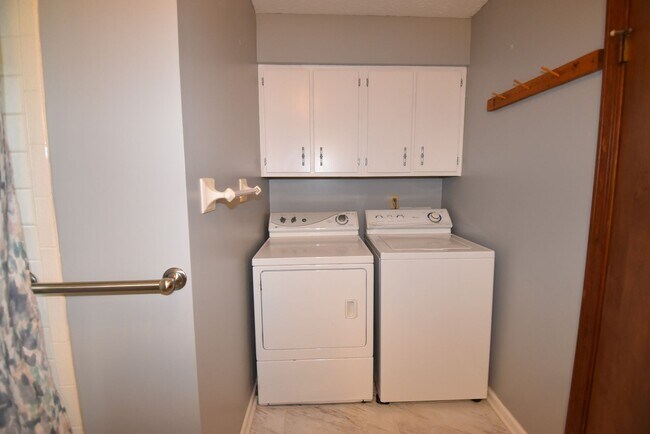 Building Photo - Single Level, Two Bedroom House in Greenfield