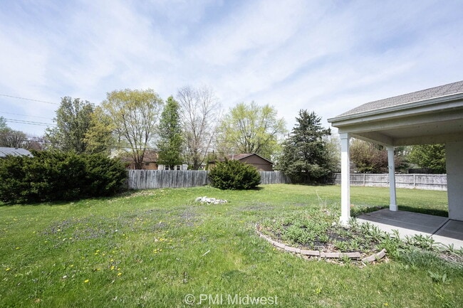 Building Photo - "Charming 3-Bed, 2-Bath Home in Indianapolis – Cozy 1196 Sq Ft Haven Awaits!"