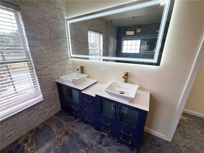 Building Photo - 8389 Regent St