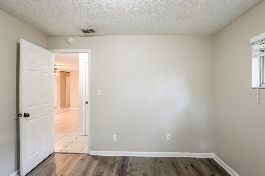 Building Photo - 2701 Kinnon Dr