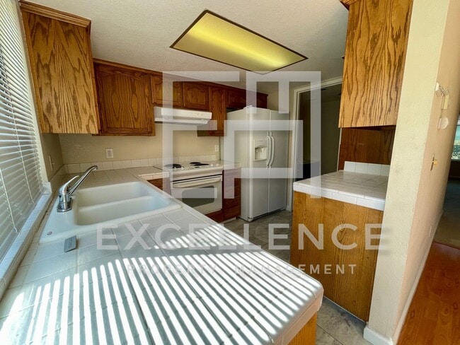 Building Photo - 3/1.5 Townhouse, 2 Car Garage, One Pet Neg...