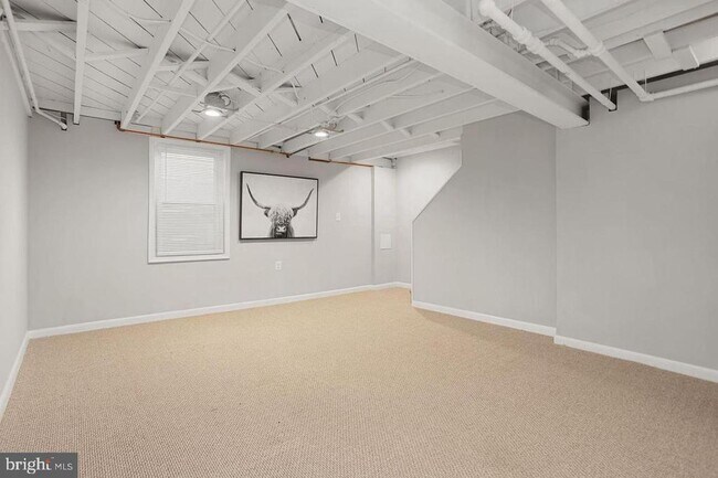 Building Photo - 1033 N Monroe St