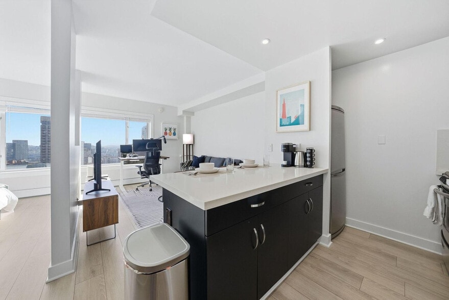 Building Photo - 899 Pine St