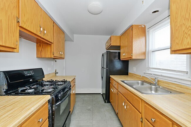 Interior Photo - 7818-7820 South Shore Drive