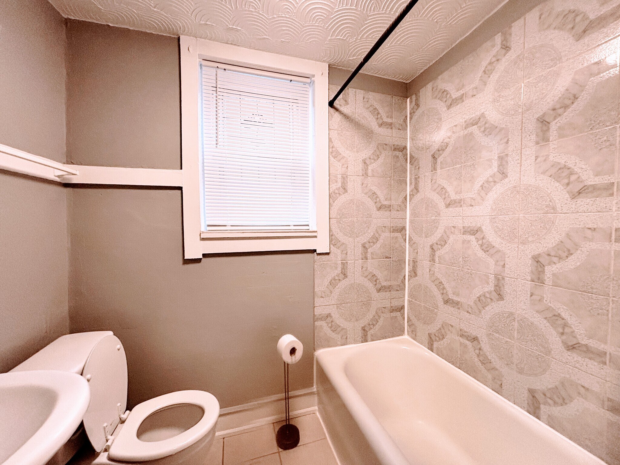 Building Photo - 4922 Winona Ave