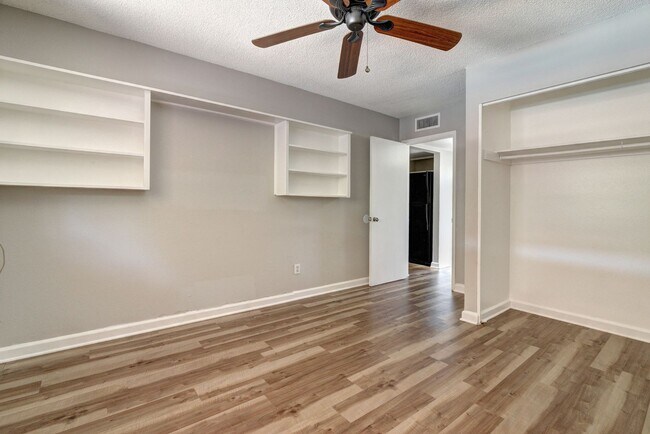 Building Photo - 5 Bed/3 Bath With Pool Backing the 60