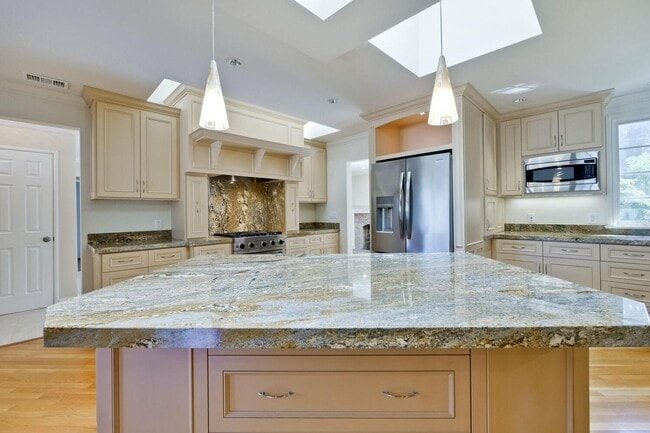 Building Photo - Beautiful 4 bedroom, 3 bath in desirable C...